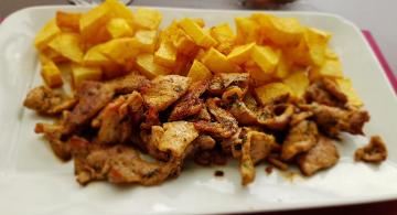 tapa of raxo with fries