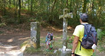 Crosses and mementos along the trail