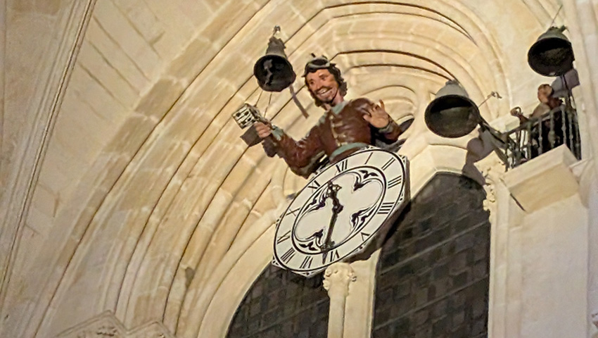 papamoscas animated figure inside Burgos cathedral