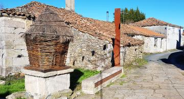 typical Galician basket on el Camino